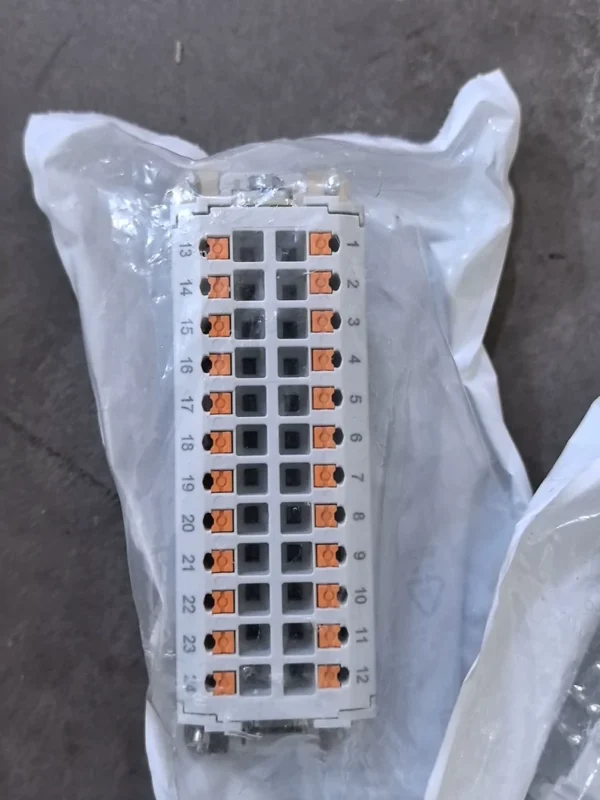 1407736 Phoenix Connector HC-B24-I-PT-M, 24-pin. Brand new original genuine products, quantity 2, 70 each. If interested, click "I want" to chat with me privately~