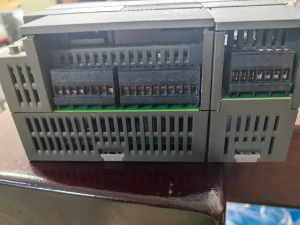 Siemens S7-200 SMART CPU + expansion module, model 6ES7 288-1ST60-0AA0, actual product photos, condition as shown. It can be powered on and starts up normally. Second-hand items are non-returnable and non-exchangeable once sold, please communicate well before purchasing. Supports 120-240VAC power supply, with RS485 interface. Suitable for industrial automation control systems.