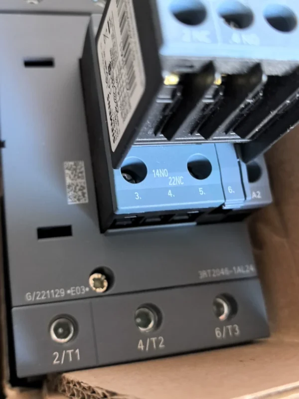 Siemens 3RT2046-1AL24 contactor, brand new original genuine product, what you see is what you get. Only one piece available, actual product photographed, unit price 1350 yuan.