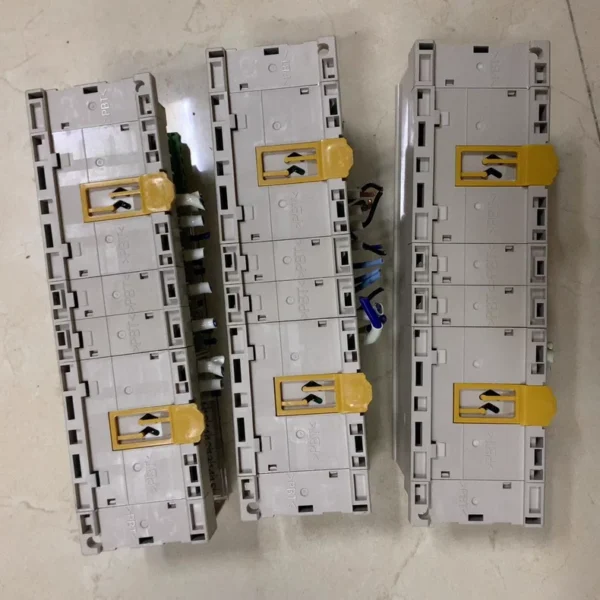 OMRON Terminal Block DRT2-ID16TA-1 one piece, DRT2-OD16TA-1 one piece, DRT2-MD16TA-1 one piece. Actual product pictures have been provided. Functions are guaranteed. Unit price.