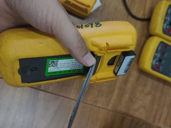 FLUKE 17B Digital Multimeter, functions are not included, free shipping is not provided, and batteries are not included! Ordinary express delivery cannot send batteries.