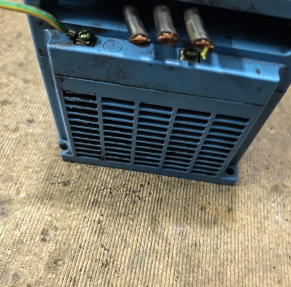 Zhongchen Inverter Z2400-22GY-HD, one unit, three-phase 380V, 22KW power, frequency range 0.1-320Hz, disassembled from equipment. The condition is as shown in the picture. The two upper feet are broken, but the function is normal. Actual photos taken. Sold cheaply, if you mind, please do not buy. Made in Shanghai, fully functional, suitable for air compressors. The goods are heavy, no free shipping. Second-hand goods sold are non-refundable and non-exchangeable. Friends in need, contact me for details.