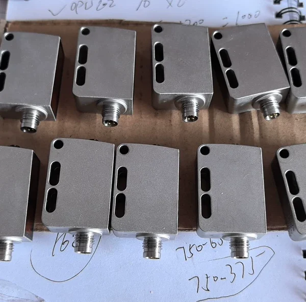 O1CN01A1N5Bd1cNM8ePUnyQ_4611686018427381620-0-fleamarket.jpg_790x10000Q90.jpg_.webp Leuze 50107484 HRTR 55/66-S8 photoelectric sensor, quantity 10, warehouse stock without packaging (basically new), actual product photos, unit price 850 yuan