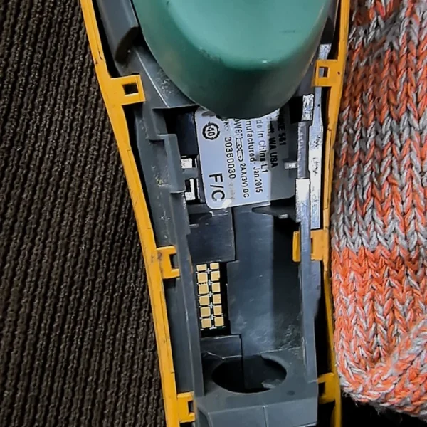 FLUKE Infrared Thermometer, FLUKE 561, condition as shown in the picture. Not sure how to test if it's good or bad. The outer shell has no damage. Bosses in need, please contact me. Selling cheap.