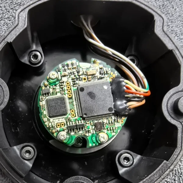 Omron encoder 57228985+A, condition as shown in the picture. There is a hole in the back cover due to pressure. If you mind, please do not purchase. The inside is okay, and the function is guaranteed. Bosses in need, please contact. Selling cheaply.