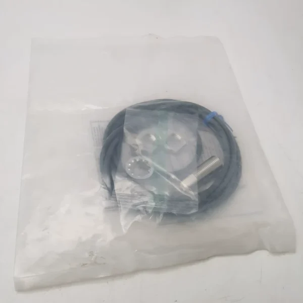 Brand new original Omron E2G-M12KS03-WP-D1 and E2E-X3D1-N-Z proximity sensors. In stock: 209 pieces of E2G-M12KS03-WP-D1 at a unit price of 50 yuan; 49 pieces of E2E-X3D1-N-Z at a unit price of 115 yuan.