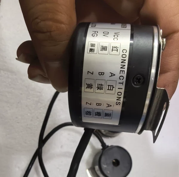 Jielong rotary encoder model JL-50-BKXZ-5000CF-05L-0.35M, DC5V power supply, fully functional, real photo taken. As shown in the picture, three are sold together. Large quantity price is cheaper. No return or exchange for non-quality issues. The marked price is unit price. Cheaper when purchased in bulk.