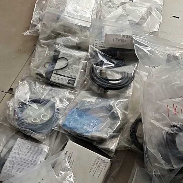 Brand new Omron photoelectric switch sensors: E2E-S05S12-WC-C1 (5 pieces), E2E-X2ME2 (5 pieces), E2E-X5E1-Z (3 pieces), E2E-X5ME1 (4 pieces), E2E-X5MF1-Z (3 pieces), E3T-SL21 (4 pieces), E2E-X5E1-Z (1 piece), E32-DC200 (2 pieces), EE-SPW321-A (1 piece), E2E-X10ME1-Z (1 piece), E3T-SL22 (1 piece), E2L-X8ME1 (1 piece), E2E-X8MD1S-Z (1 piece), E3T-SL21M (2 pieces). Actual product photos, in stock, price negotiable. If interested, click "I want" to chat with me privately.