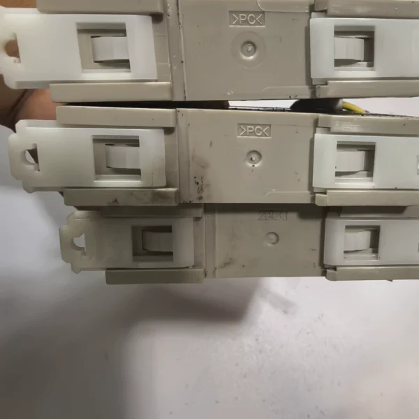 Omron S8VS-03024 switching power supply, 3 units for sale together, disassembled, in good condition. Input voltage AC100-240V, output DC24V 1.3A, all functions work well. Actual product photos, slight usage marks on the appearance, terminal blocks are intact. Price is negotiable, more favorable for local self-pickup, can help pack and ship for remote areas. Interested friends are welcome to private message for consultation~