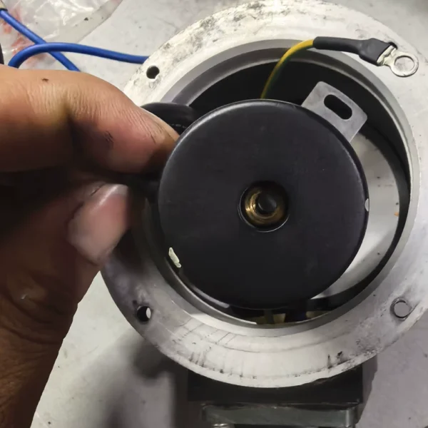 WETON encoder EI35E9-2500-4P3D5N3TS, 6V power supply, 2800P/R resolution, industrial-grade rotary encoder, in new condition, actual photos taken, fully functional. Used and disassembled. If you need it, friends can private message me. The price is negotiable. Self-pickup in the same city is more favorable. For other cities,