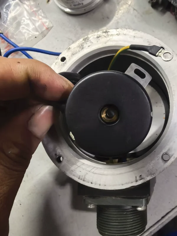 WETON encoder EI35E9-2500-4P3D5N3TS, 6V power supply, 2800P/R resolution, industrial-grade rotary encoder, in new condition, actual photos taken, fully functional. Used and disassembled. If you need it, friends can private message me. The price is negotiable. Self-pickup in the same city is more favorable. For other cities,