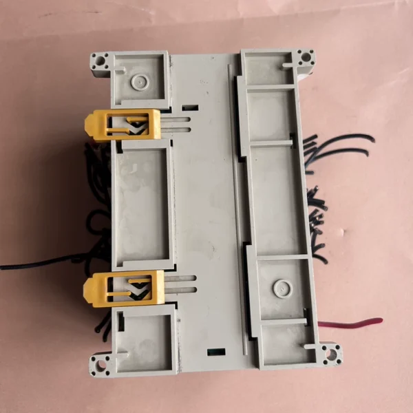 Omron PLC, model CPM2AH-40CDR-A, disassembled, real object photographed, function guaranteed, in stock and, powers on and lights up, condition as shown in the picture, friends in need please consult and place an order (L)