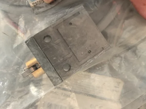 D4C-1203 is in stock. OMRON enclosed switch, limit switch, horizontal roller plunger type, 1C/O, brand new original authentic, in stock. 4 pieces, unit price 95 yuan.