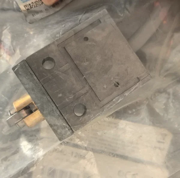 D4C-1203 is in stock. OMRON enclosed switch, limit switch, horizontal roller plunger type, 1C/O, brand new original authentic, in stock. 4 pieces, unit price 95 yuan.