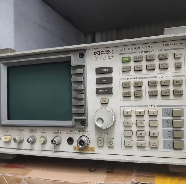 HP HP8563A Spectrum Analyzer, 9kHz-26.5GHz, actual product photos. A classic old model! Suitable for laboratories, scientific research, microwave testing and other occasions, with stable performance and simple operation.