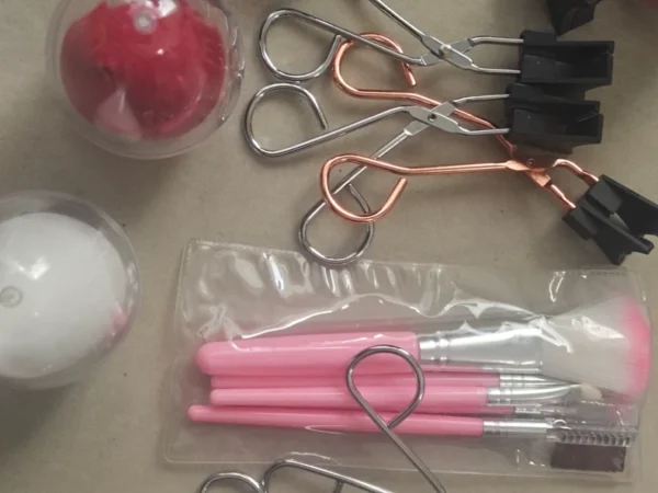 A brand new set of makeup tools, including eyelash curler, makeup brushes, and beauty sponge. The actual product is as shown in the picture. Negotiable price for those in need.