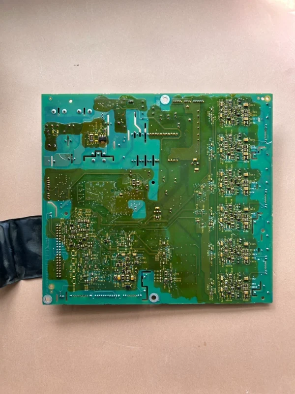 Schneider inverter ATV71 series driver board W814857810112A03, taken from a disassembled actual product. The board is missing a small resistor. The overall condition of the board is good. Functionality is not guaranteed, sold as a spare part. No repairs have been done. Friends in need can consult and place an order. No returns or exchanges after sale.