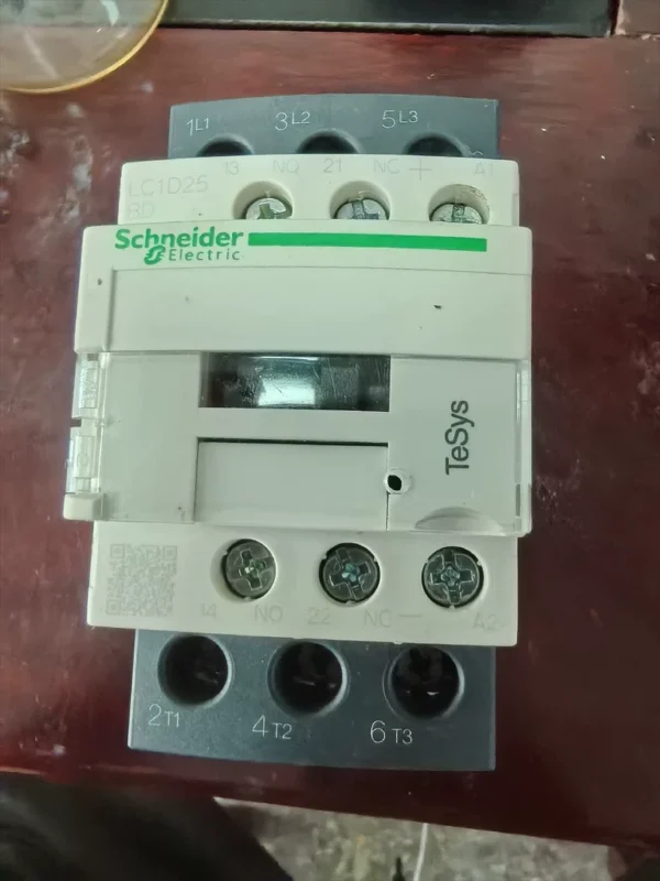 Schneider LC1D 09 12 25 32 contactors are in the condition as shown in the pictures, which are taken in kind. Prices vary by amperage.