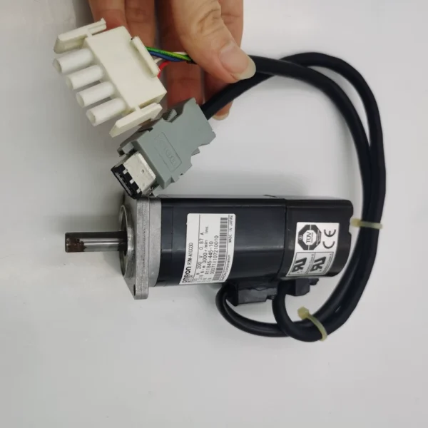 R7M-A10030 100W 200V 0.87A 0.318N•m 3000r/min original Omron servo motor, function package intact, real picture taken, 4 in stock, unit price 600 yuan
