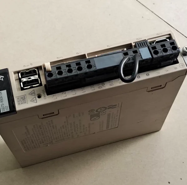 Used Yaskawa servo drives: SGDV-R90A01B (8 pieces), SGDV-1R6A01B (1 piece), SGD7S-R90A10A002 (1 piece). In stock, real photos. If interested, click "I want" to chat with me privately~
