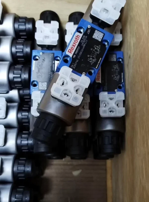 Original German Rexroth proportional valve R900929529 3DREP6C-21/25EG24N9K4/V, brand new and unused. Made in Germany. Multiple units in stock, on-site inspection supported. Free shipping to other regions. Interested friends are welcome to private message for consultation.