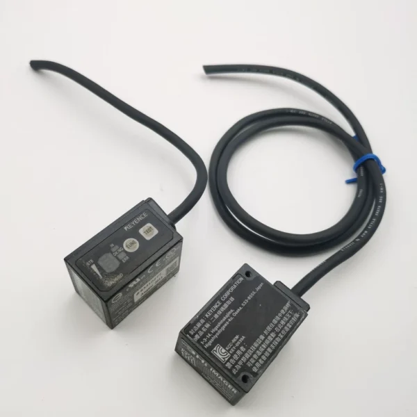SR-600 Original KEYENCE Barcode Reader. Actual photos. In stock. Those with red cable ties are brand new without packaging, 2 pieces available, unit price 1250 yuan; those with blue cable ties are disassembled parts, in beautiful condition, fully functional, unit price 800 yuan; additionally, there are 3 pieces with cut wires, good appearance, short wires, unit price 350 yuan.