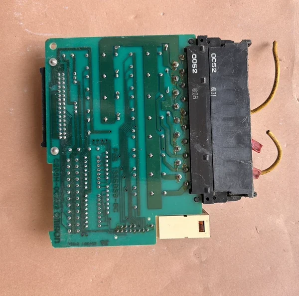 Omron PLC module, model C200H-OC222, disassembled, actual product photographed, slight signs of use, fully functional. Friends in need can contact me for details. (4/1)