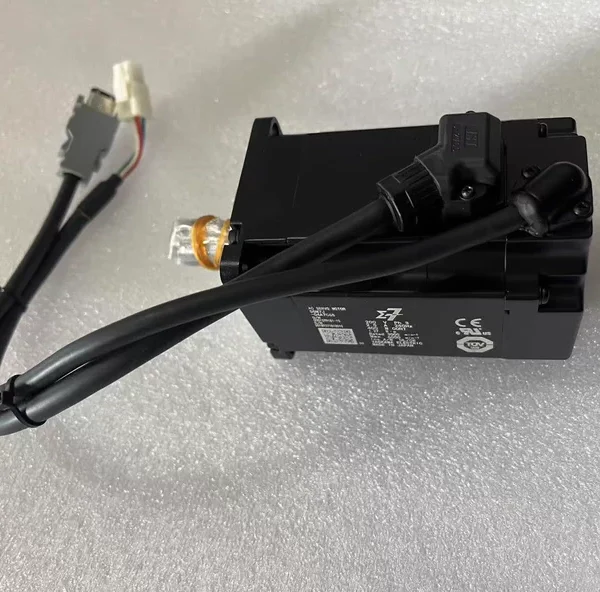 Yaskawa servo motor SGM7J-04A7C6S is in good condition and functions normally.