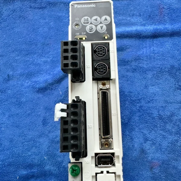 Panasonic Servo Driver MADDT1207052 200W, actual product photo, single unit, sold as accessories. Please check carefully before purchasing, ask clearly before placing an order, no returns after sale. If you like electronic products, you can follow me. Non-followers please do not bargain. I post frequently and there will be follower lottery activities.