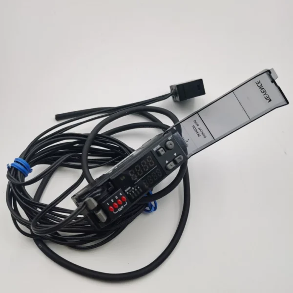 CZ-V21A CZ-H35S original disassembled KEYENCE color mark displacement sensor detection head. Actual photos taken. Beautiful condition. Guaranteed to work. CZ-V21A unit price 500 yuan; CZ-H35S unit price 850 yuan; CZ-V21A + CZ-H35S complete set 1350 yuan