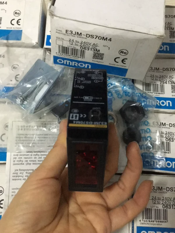 New original OMRON genuine photoelectric switch E3JM-DS70M4 in stock, packaging intact, 2 of which are without packaging, sold at a low price. The unit price with packaged accessories is 200 yuan, and the unit price without packaging and accessories is 150 yuan.