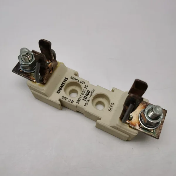 3NH3030-2C Brand new original Siemens fuse plastic base 160A 500V real picture, 108 in stock, some oxidized, unit price 23 yuan each. There are still 8 unoxidized ones, unit price 50 yuan each.