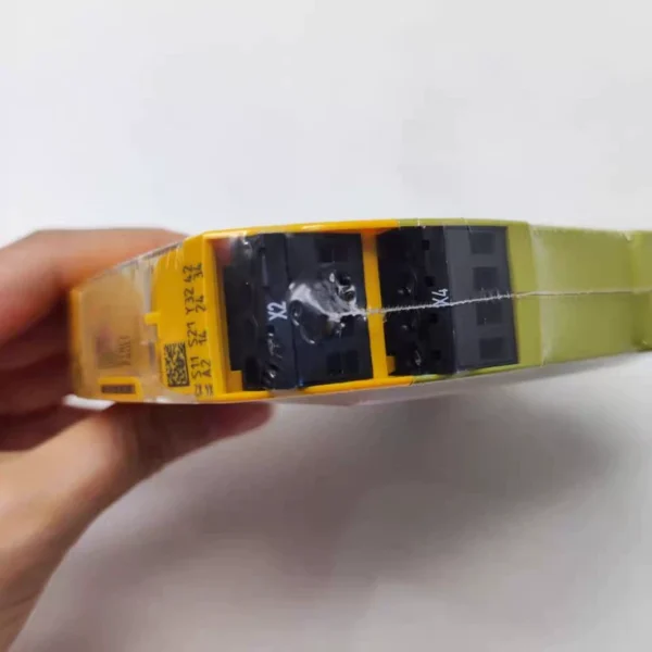 750104 PNOZ s4 24VDC 3n/0 brand new original PiLZ safety relay, unit price with physical picture taken, instruction manual and inner packaging is 700 yuan; unit price for bare goods is 650 yuan