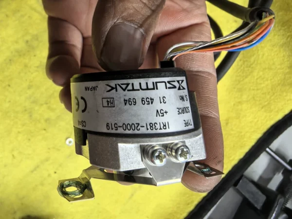 Selling over ten SUMTAK encoders, model IRT381-2000-519, sourced from Japan. They are in like-new condition, just disassembled from equipment. Each encoder has a different serial number: 31 459 694, 31 122 500, 31 122 501. Suitable for a +5V power supply. No issues were encountered during use; you can use them with confidence after purchase. Selling due to equipment upgrade. Interested friends can contact me for more details.