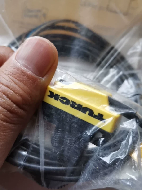 TURCK photoelectric sensor LOP3.5m-BT18-VP6X2 original genuine new unit price 280 yuan each