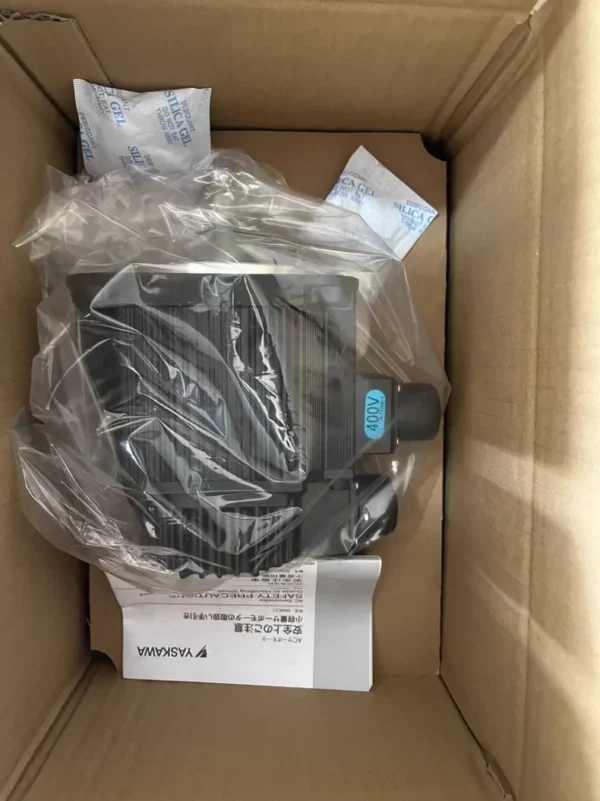 Yaskawa servo motor SGMGH-05DCA6F-OY, with keyway shaft end, in beautiful condition, fully functional. Power 450W, speed 1500 rpm, suitable for industrial automation equipment. Local self-pickup available,