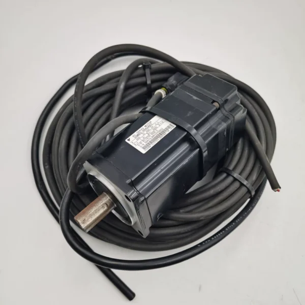Yaskawa servo motor SGMAS-06A2A61, 600W 200V 4.3A, original used part, good condition, fully functional, real photos taken, unit price 700 yuan per piece, with 5-meter long cable, 2 pieces available.
