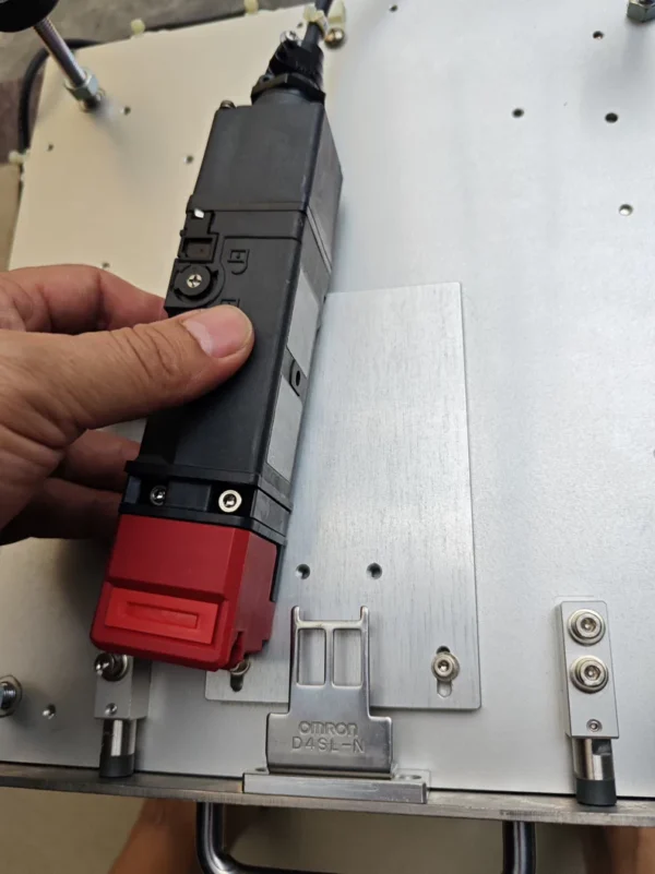 Omron D4SL-N2NFA-D safety door inte...