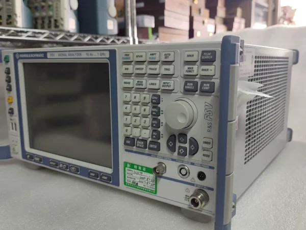 Selling a low-price Rohde & Schwarz FSV7 spectrum analyzer with a frequency range of 10 Hz to 7 GHz. It functions perfectly with slight signs of use. The machine's appearance is well-maintained with no obvious wear, suitable for laboratory use. The device can be seen in the pictures; interested parties please contact me. On-site inspection is supported, price is negotiable, local self-pickup or