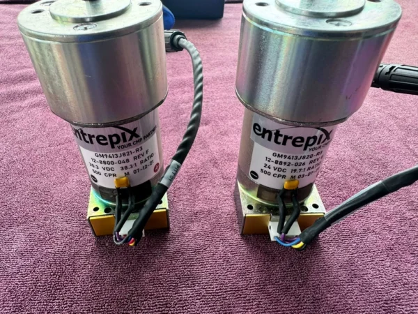 AMETEK PITTMAN GM9413J820-R3 12-8892-026 REV G 24VDC 19.7:1 RATIO 500 Cpr One AMETEK PITTMAN small motor, model: GM9413J820, see the picture for details