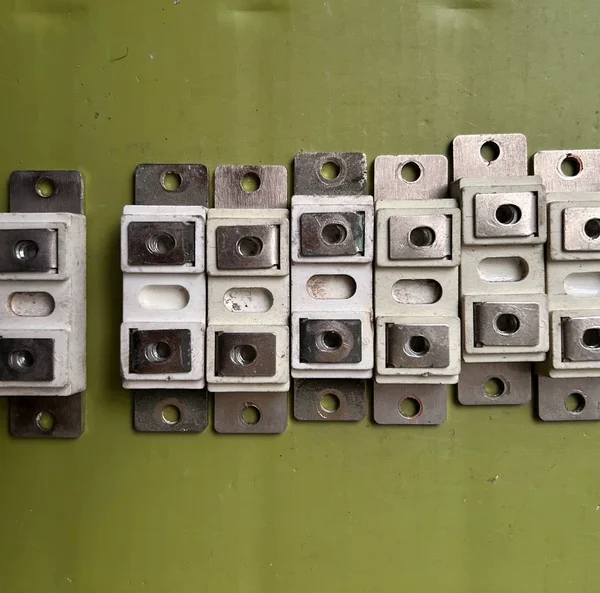 David Diode Module DH2F100N4S, Original from South Korea, 100A/400V 11 pieces; MPJC2CA100U40 100A/400V 5 pieces; MFK200U4K2 2*100A/400V 6 pieces; MFK200U4K2 2*150A/400V 1 piece; MUR300A/400V 2 pieces. Used, actual product photos, function guaranteed. Friends in need, please consult to place an order. The marked price is not the actual price.