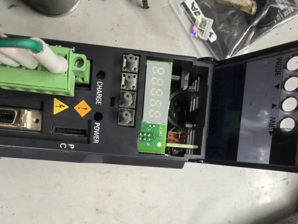 Sanyo Servo Driver RS1L03AAWFF-AL, original genuine product, in beautiful condition! Input voltage 200-230V, output 0-326V, power 5.2A, designed in Japan and made in China. Fully functional, complete interfaces, real object photographed, please place order according to the pictures. Local self-pickup available,