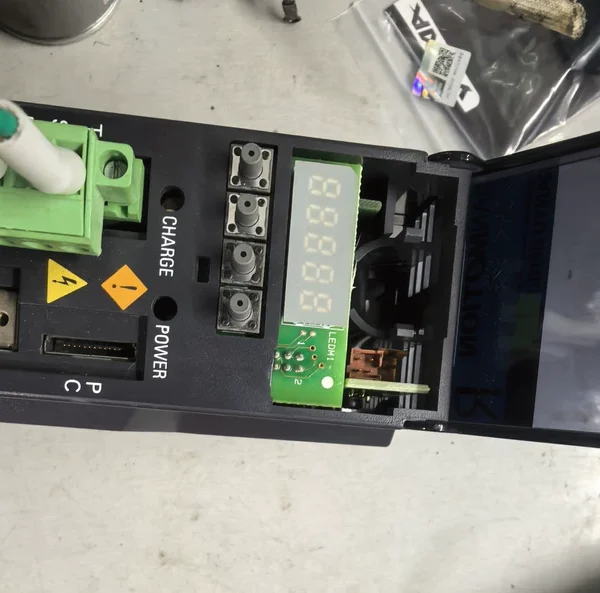 O1CN01pdUudR1gif2gkqh33_4611686018427385552-0-fleamarket.jpg_790x10000Q90.jpg_.webp Sanyo Servo Driver RS1L03AAWFF-AL, original genuine product, in beautiful condition! Input voltage 200-230V, output 0-326V, power 5.2A, designed in Japan and made in China. Fully functional, complete interfaces, real object photographed, please place order according to the pictures. Local self-pickup available,