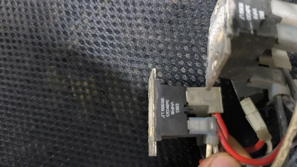 3X8KGG, ABB800 inverter voltage equalizing resistor, disassembled and well-packaged, 3 pieces available. Actual photos of condition. 20 yuan each, freight collect