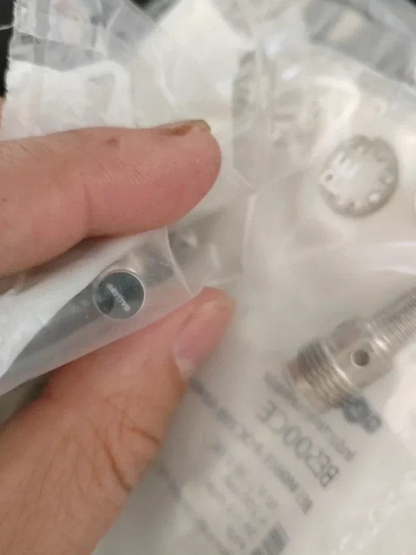 Brand new original BALLUFF BES00CE BES M08EE-POC20B-S04G-003, real photos, project surplus stock, quantity 6, unit price 110 yuan, discount available for bulk purchase.