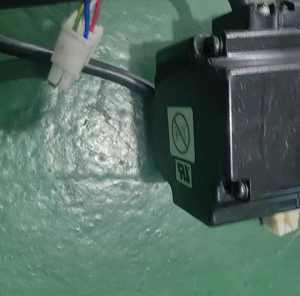 SGMAH-04A1F-AP12 Yaskawa servo motor, used and disassembled, in beautiful condition, fully functional, voltage 200V, current 2.8A, speed 3000, torque 1.27NM