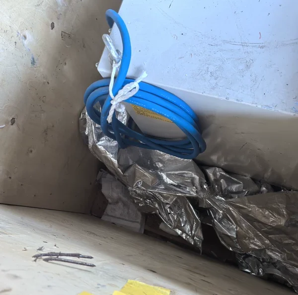 Brand new unopened DG welding control device, model RWI-900-KA30-C-D, three-phase AC 380-415V, maximum load current 100A, short-circuit current 10kA. Suitable for welding robots, reliable quality and stable performance. The machine weighs 49 kg, with IP53 protection class, production date is April 2021. For sale as idle, fully functional with no repairs. Friends interested can contact me.