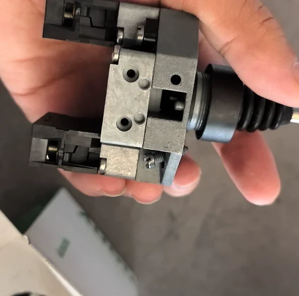 XD2 GA82117 French imported master switch XD2GA82117, brand new with packaging, quantity: one, unit price: 450 yuan