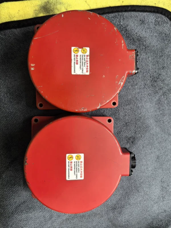 Hechuan encoder X6S200C12, two used parts, quality guaranteed! One plug is broken but does not affect use. Suitable for multiple models, fully functional with no repairs. Friends in need, contact me quickly! No returns or exchanges after purchase. Feel free to ask me any questions!
