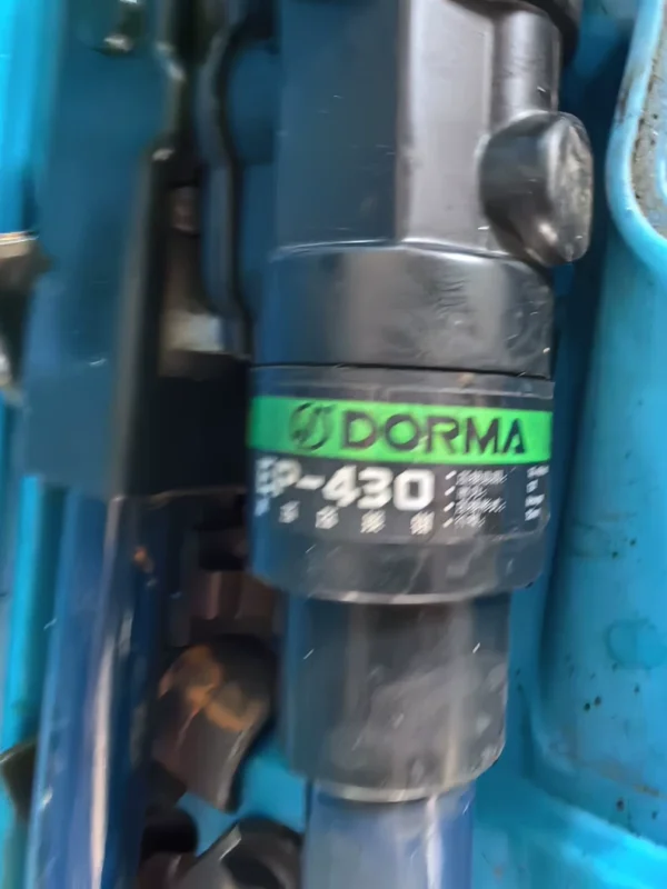 DORMA EP-430 hydraulic clamp, condition as shown in the picture, with signs of use. The toolbox is complete, accessories are齐全 (all accessories included), and functions normally. Selling because it's idle. Friends in need can contact me. No returns or exchanges, thank you for your understanding.